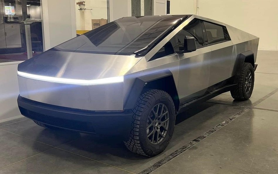 Tesla Cybertruck w końcu wchodzi do produkcji. Elektryczny pick-up bez klamek