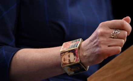 Theresa May krytykowana za bransoletkę z komunistką