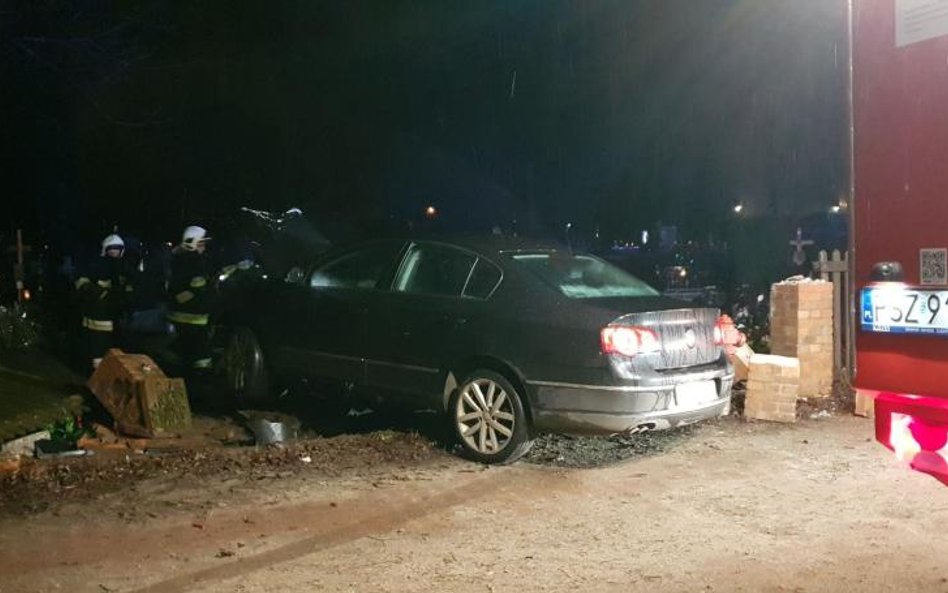 Kierowca volkswagena z nieznanych przyczyn wbił się w mur otaczający cmentarz we Wronkach, a auto zn