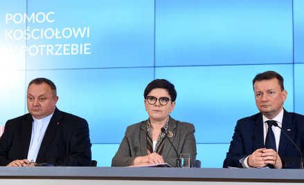 Premier Beata Szydło (C), minister spraw wewnętrznych i administracji Mariusz Błaszczak (P) i ks. pr