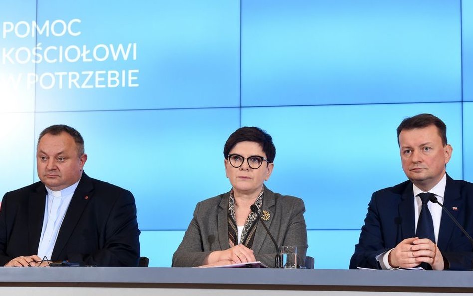 Premier Beata Szydło (C), minister spraw wewnętrznych i administracji Mariusz Błaszczak (P) i ks. pr