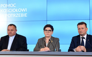 Premier Beata Szydło (C), minister spraw wewnętrznych i administracji Mariusz Błaszczak (P) i ks. pr