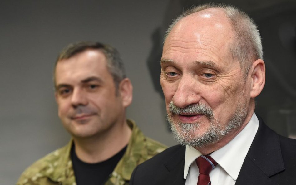 Dowódca Wojsk Obrony Terytorialnej Wiesław Kukuła (L) i minister obrony Antoni Macierewicz (P) podcz