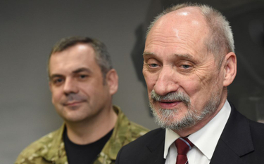 Dowódca Wojsk Obrony Terytorialnej Wiesław Kukuła (L) i minister obrony Antoni Macierewicz (P) podcz