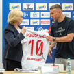 Małgorzata Mańka-Szulik i Lukas Podolski po podpisaniu przedłużenia umowy z piłkarzem w 2022 roku