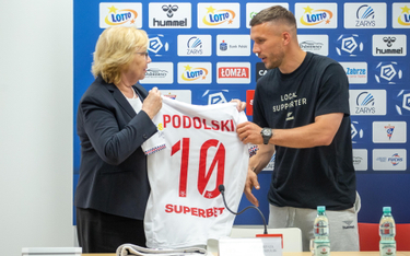 Małgorzata Mańka-Szulik i Lukas Podolski po podpisaniu przedłużenia umowy z piłkarzem w 2022 roku