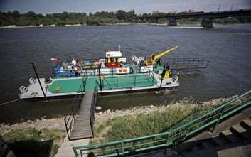 Prom "Pliszka" kursujący z przystanku niedaleko mostu Poniatowskiego do Stadionu Narodowego.