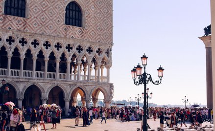 Wenecja jest jednym z najczęściej odwiedzanych przez turystów miast we Włoszech, w 2022 roku przyjec