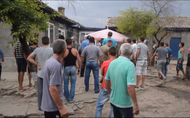 Mieszkańcy Łoszczinowki dewastują domy Romów