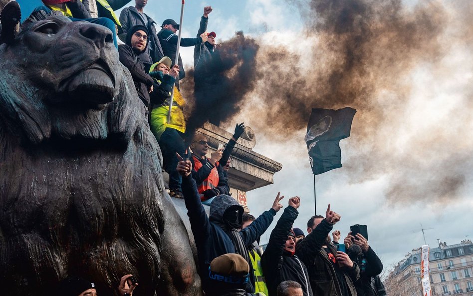 Atmosfera na protestach „żółtych kamizelek” była iście rewolucyjna – stawiano symboliczne gilotyny i