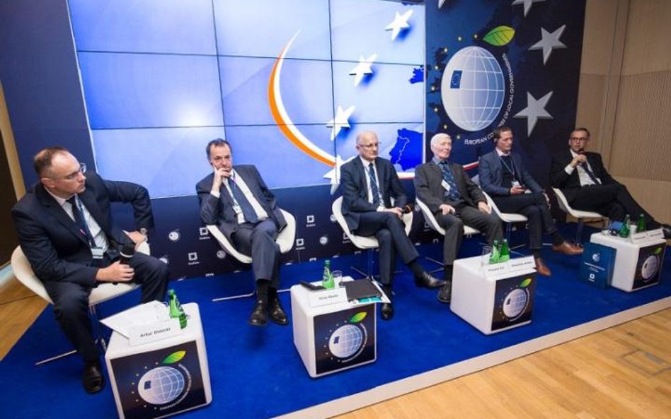 Uczestnicy debaty chwalili rząd za plan rozwoju elektromobilności, ale już jego realizację widzą w c