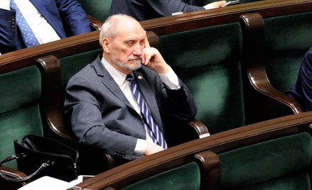 Macierewicz: Fala lewactwa próbuje niszczyć Polskę