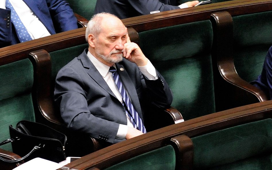 Macierewicz: Fala lewactwa próbuje niszczyć Polskę