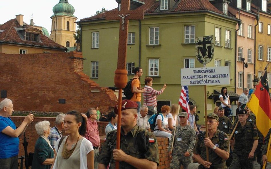 Pielgrzymka akademicka przed wyruszeniem z pl. Zamkowego