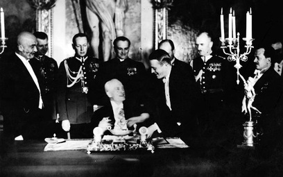 Podpis Ignacego Mościckiego był już tylko formalnością. Prezydent (siedzi za stołem) złożył go pod t
