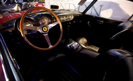 Ferrari 250 GT California Spyder wnętrze zabytkowego pojazdu ze słynnej włoskiej stajni