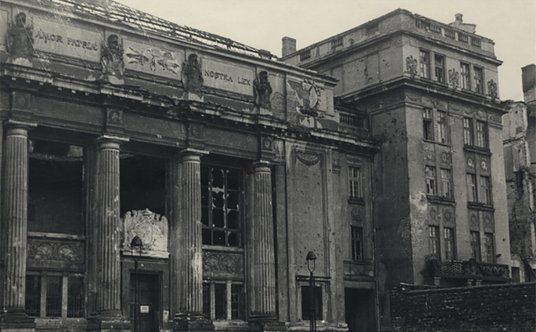 Fragment elewacji budynku Biblioteki i Muzeum Ordynacji Krasińskich w Warszawie, 1945 rok