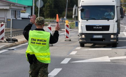 Funkcjonariusz Straży Granicznej podczas kontroli na polsko-słowackim przejściu granicznym w Chyżnem