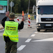 Funkcjonariusz Straży Granicznej podczas kontroli na polsko-słowackim przejściu granicznym w Chyżnem