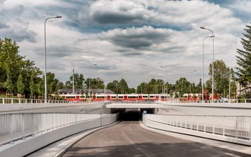 W tunelu są dwa pasy ruchu, chodnik i ścieżka rowerowa
