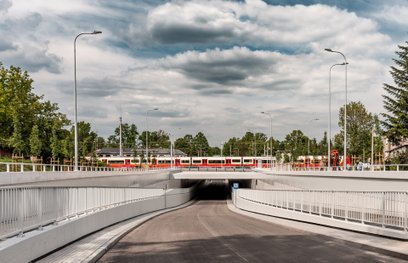 W tunelu są dwa pasy ruchu, chodnik i ścieżka rowerowa