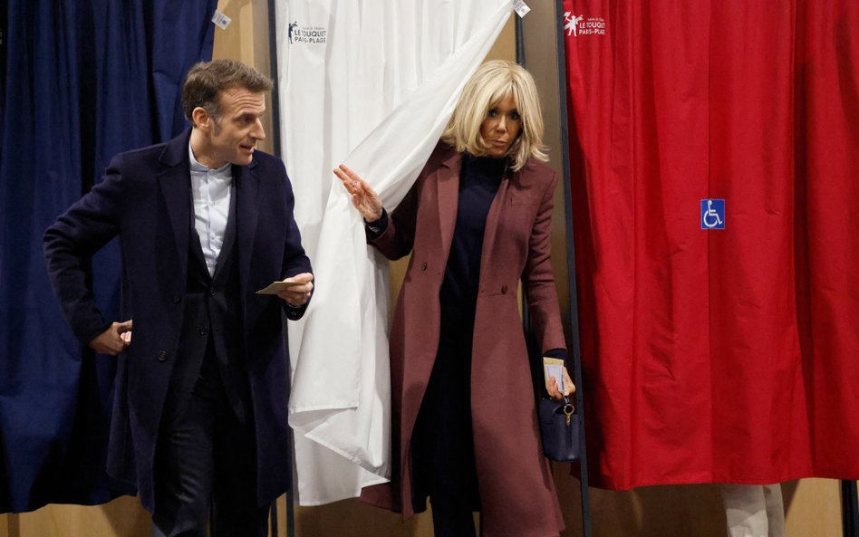 Zdecydowanym przegranym wyborów jest blok liberalny, w szczególności partia Emmanuela Macrona (na zd