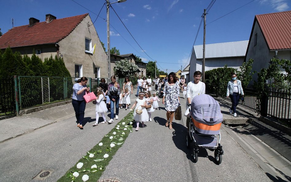 Procesja Bożego Ciała w miejscowości Klucz. W trzech wsiach należących do parafii w Kluczu procesje 