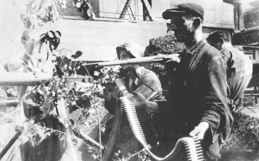 Powstańcy na barykadzie w czasie powstania warszawskiego
