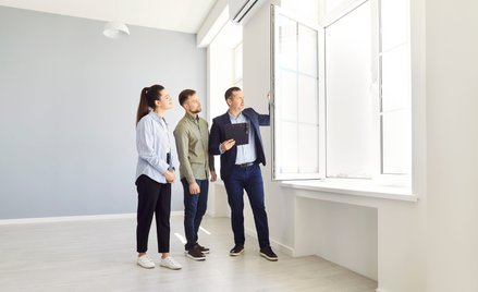 Pod koniec 2025 r. na siedmiu największych rynkach na kupujących czekało niemal 71 tys. lokali, z cz