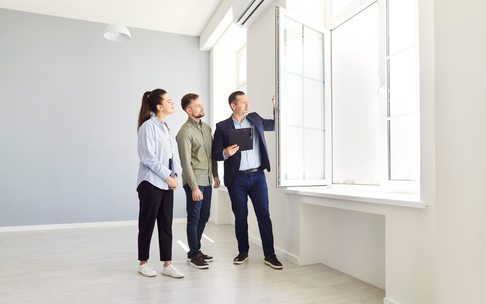 Pod koniec 2025 r. na siedmiu największych rynkach na kupujących czekało niemal 71 tys. lokali, z cz