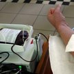 W okresie okołoświątecznym ludzie tłumnie przychodzą oddawać krew, bo mogą dostać dodatkowy wolny dz