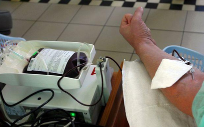 W okresie okołoświątecznym ludzie tłumnie przychodzą oddawać krew, bo mogą dostać dodatkowy wolny dz