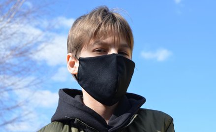 Nastolatki częściej niż dzieci zarażają się koronawirusem