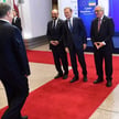 Prezydenta Ukrainy Petra Poroszenkę witają przywódcy najważniejszych unijnych instytucji Martin Schu