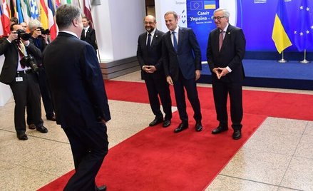 Prezydenta Ukrainy Petra Poroszenkę witają przywódcy najważniejszych unijnych instytucji Martin Schu