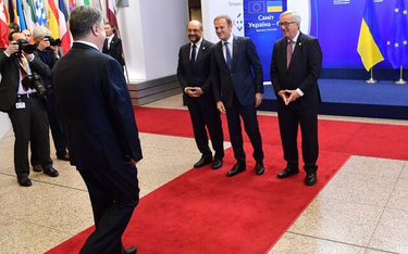 Prezydenta Ukrainy Petra Poroszenkę witają przywódcy najważniejszych unijnych instytucji Martin Schu