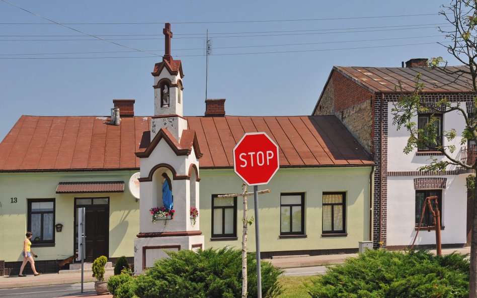 Kapliczka przy wjeździe do centrum Wąwolnicy