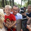 Premier Mateusz Morawiecki podczas pikniku rodzinnego 800+ na terenie Ośrodka Wypoczynkowego Paproca