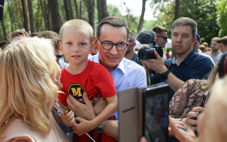 Premier Mateusz Morawiecki podczas pikniku rodzinnego 800+ na terenie Ośrodka Wypoczynkowego Paproca