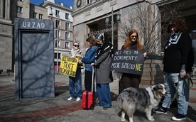 Uczestnicy happeningu stali w milczeniu, trzymając w rękach tabliczki opisujące ich sytuację