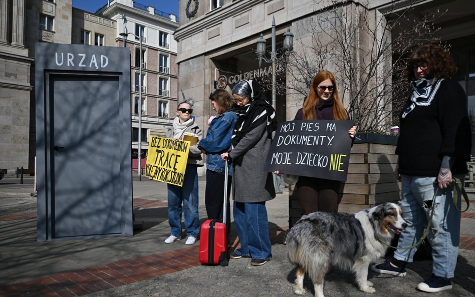 Uczestnicy happeningu stali w milczeniu, trzymając w rękach tabliczki opisujące ich sytuację