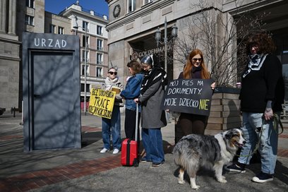 Uczestnicy happeningu stali w milczeniu, trzymając w rękach tabliczki opisujące ich sytuację