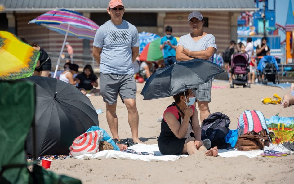 Według prezesa Traveldaty Polacy lekceważą obowiązek noszenia masek w pomieszczenicha zamkniętych, a