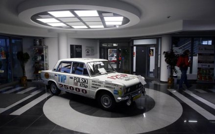 Prezentacja aut przed pierwszą w tym roku aukcją zabytkowych samochodów, organizowaną przez DESA Uni