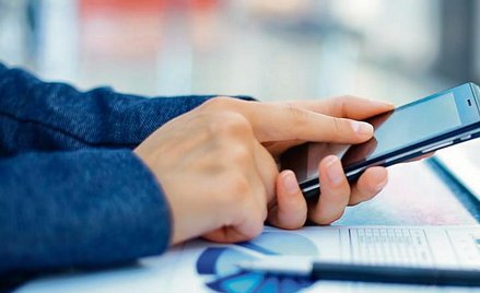 Coraz więcej Polaków korzysta tylko z bankowości mobilnej