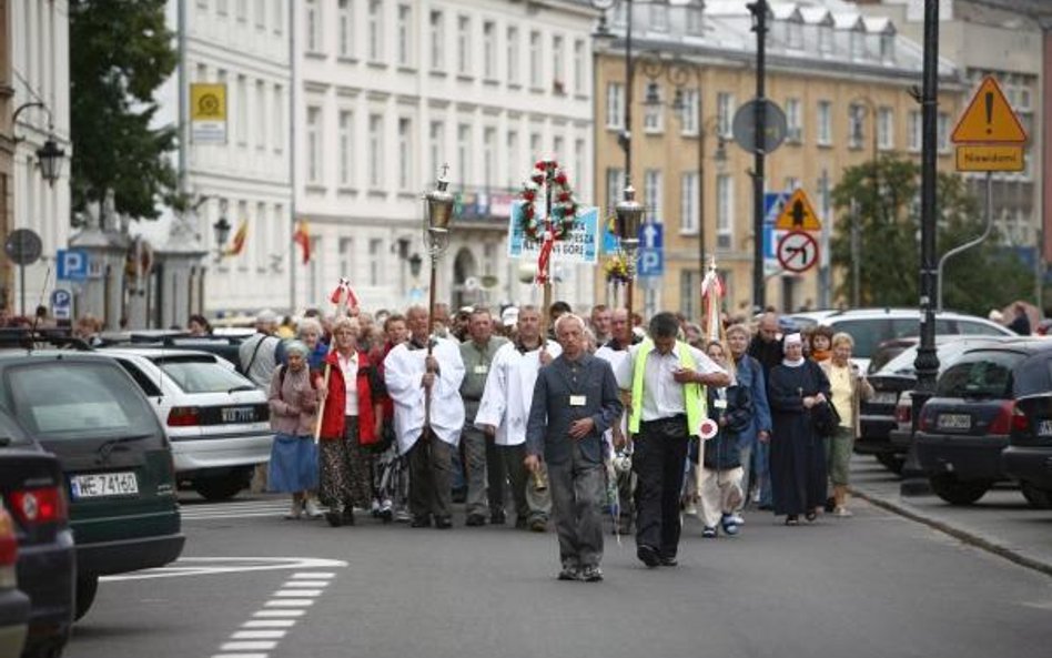 Strażak, pielgrzym i ratownik pokierują ruchem