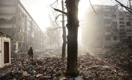 Ukraiński żołnierz wśród uszkodzonych w wyniku ostrzału budynków w Konstantynówce (obwód doniecki)