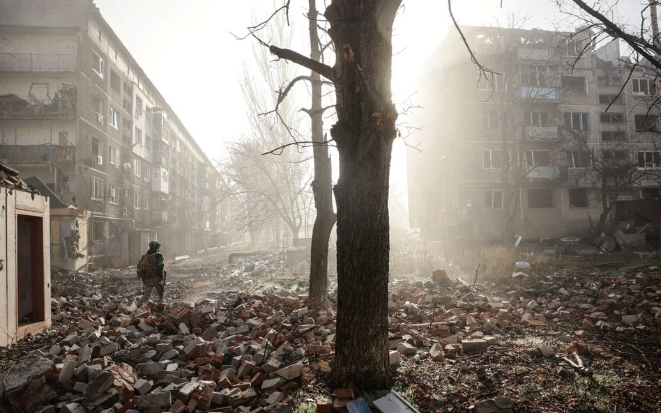 Ukraiński żołnierz wśród uszkodzonych w wyniku ostrzału budynków w Konstantynówce (obwód doniecki)