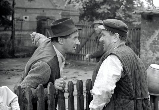 Kadr z kultowej dziś komedii „Sami swoi” (1967) w reż. Sylwestra Chęcińskiego. Film opowiadał m.in. 