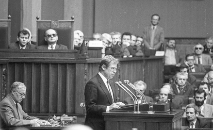 Prezydent Czechosłowackiej Republiki Federalnej Václav Havel przemawia w Sejmie. Warszawa, 25 styczn